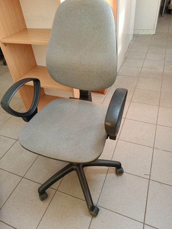 Krzesło obrotowe na kółkach