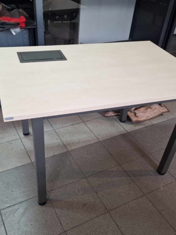 Biurko z metalową ramą i wlotem na okablowanie.
