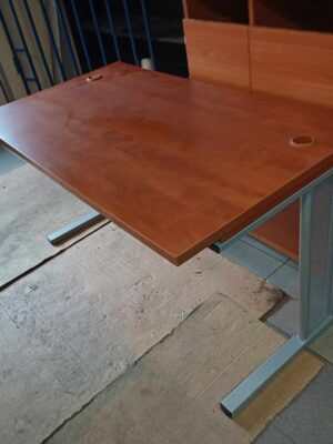 Biurko z wlotem na okablowanie