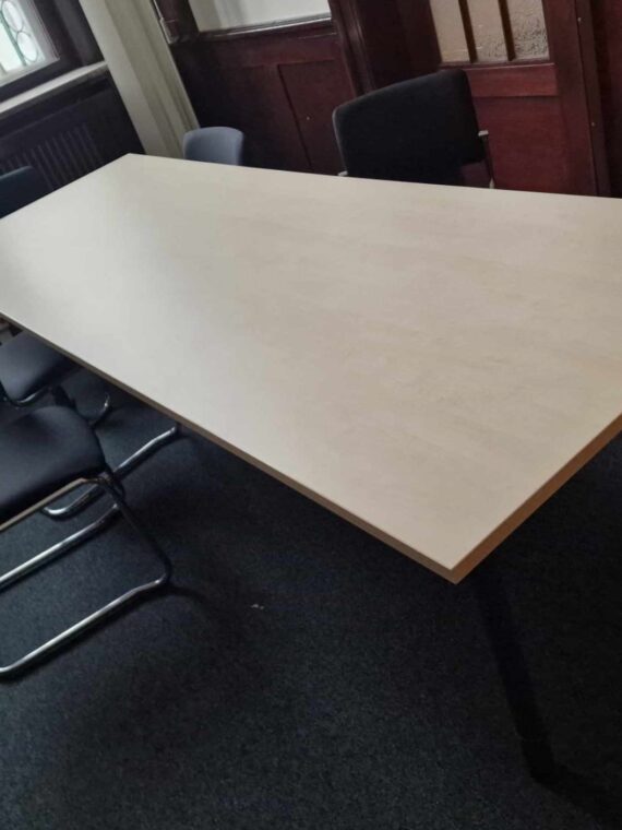 Duży stół konferencyjny z możliwością regulacji wysokości