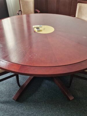 Dębowy stół okrągły z mosiężnymi zdobieniami - konferencyjny